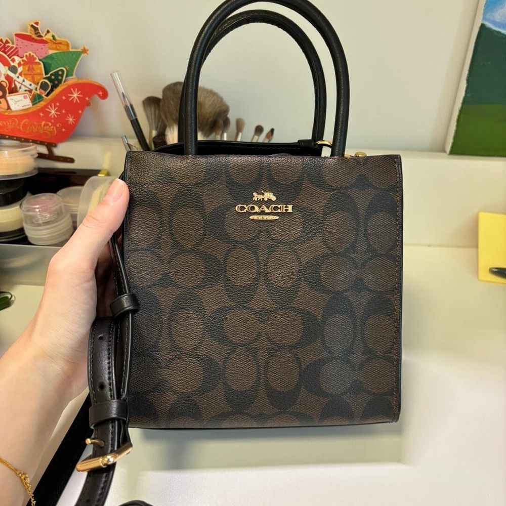 Elegant Unisex Coach Mini Cally Crossbody - Picture 4 of 6